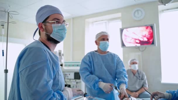 医疗小组帮助病人 外科医生小组正在手术室工作 — 图库视频影像