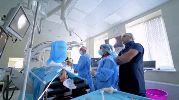 Vista Lado Cirurgiões Experientes Com Ferramentas Médicas Durante Operação Conceito — Vídeo de Stock