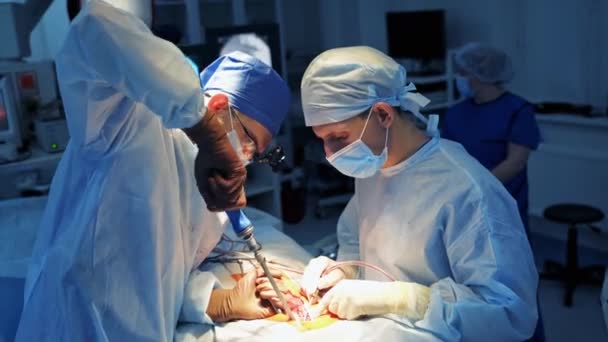 手术室里的团队外科医生 手术室的现代化设备 神经外科医疗设备 — 图库视频影像
