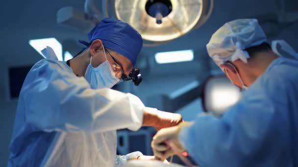 Sala Operacyjna Toku Zespół Medyczny Wykonujący Operacje Chirurgiczne Jaskrawo Nowoczesnej — Wideo stockowe