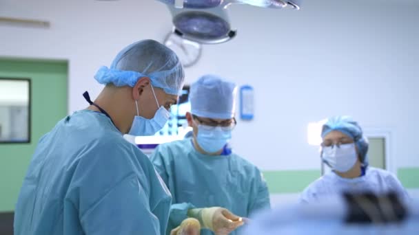 Ameliyatta Hastane Ameliyathanesinde Tıbbi Ekip Operasyon Yapıyor Cerrahi Aletlerle Çalışmak — Stok video