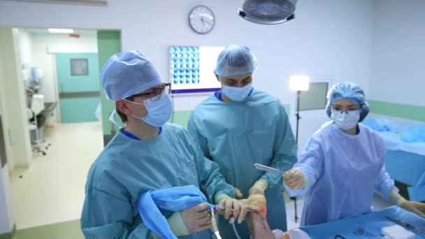 Moderne Ausstattung Operationssaal Medizinisches Team Bei Der Operation — Stockvideo