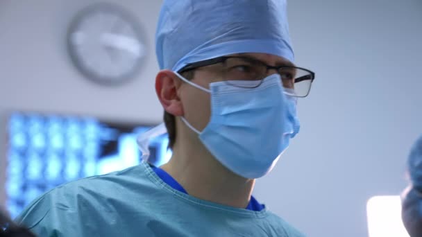 Cirugía Plástica Médico Máscara Quirúrgica Cara Realizar Operación Con Herramientas — Vídeos de Stock