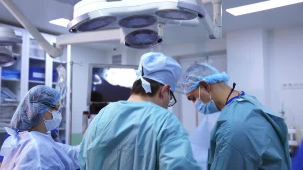 Cirurgia Equipe Médica Realizando Operação Centro Cirúrgico Hospital Trabalhando Com — Vídeo de Stock