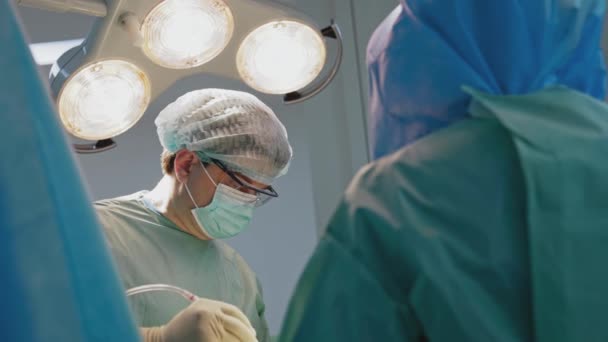手術室で働いているチーム外科医 手術室の近代的な設備 — ストック動画