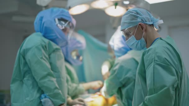 Műtőben Orvosi Egyenruha Specialisták Egy Műtétet Végeznek Kórházban — Stock videók