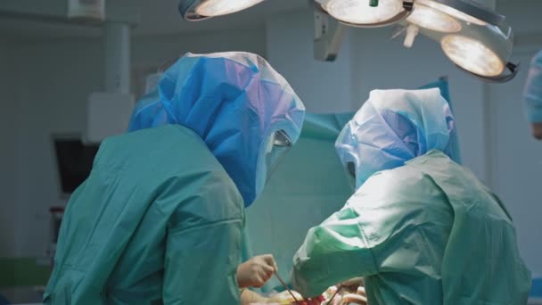 Processus Chirurgie Traumatique Groupe Chirurgiens Salle Opération Avec Équipement Chirurgical — Video