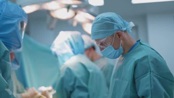 Operationsteater Läkare Som Opererar Patient Som Ligger Operationsbordet Grupp Kirurger — Stockvideo