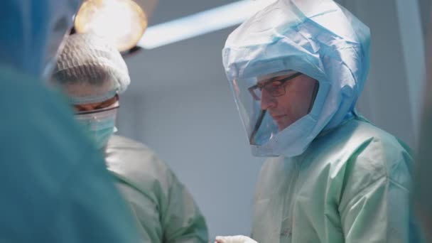 Команда Хирургов Работающих Больнице Современное Оборудование Операционной — стоковое видео