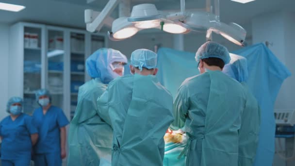 外傷手術のプロセス 保護マスクを着用している外科医のグループ 医療と救命のコンセプト — ストック動画