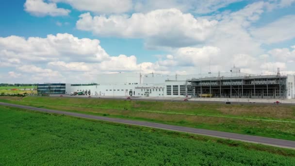 当代工业工厂 在农村的一个大型现代化生产工厂的外面 现代生产公司在户外 空中景观 — 图库视频影像