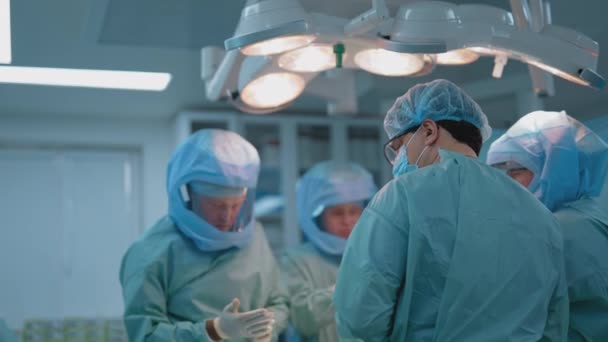 Processo Intervento Chirurgico Traumatico Gruppo Chirurghi Con Maschere Protettive Concetto — Video Stock