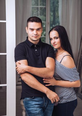 Bir adam ve bir kadın yan yana duruyordu.