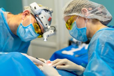 Cerrahi işlem uzmanları. Steril modern işletim konsepti.