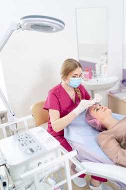 Profesyonel kozmetoloji prosedürü. Dermatoloji terapi güzellik uzmanı..