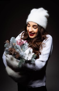 Beyaz Şapkalı ve Güzel Buketli Zarif Kadın. Elinde bir buket çiçek tutan beyaz şapkalı bir kadın.