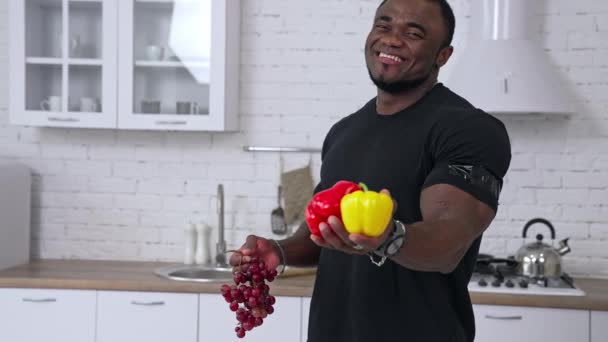 Desportivo Encaixa Homem Africano Cozinha Homem Negro Segurando Frutas Vegetais — Vídeo de Stock