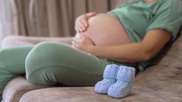 Mujer Embarazada Con Gran Barriga Desnuda Sentada Sofá Señora Acariciando — Vídeos de Stock