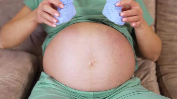 Vientre Grande Mujer Embarazada Donde Pone Los Calcetines Minúsculos Tejidos — Vídeos de Stock