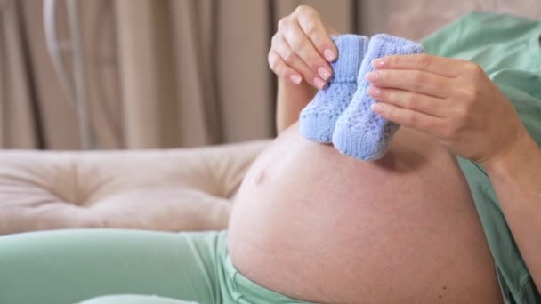 Vientre Una Mujer Embarazada Donde Pone Calcetines Recién Nacidos Lindos — Vídeos de Stock