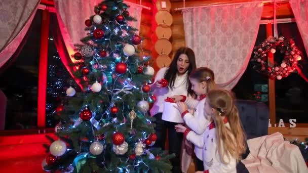Mam Haar Twee Dochters Versieren Kerstboom Moeder Houdt Een Doos — Stockvideo