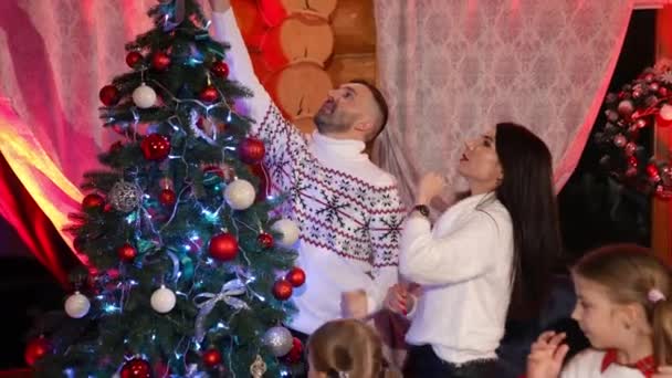 Gelukkig Getrouwd Stel Zette Decoratie Top Van Kerstboom Mooie Familie — Stockvideo