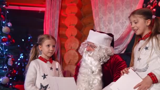 Babbo Natale Sta Riposando Sulla Poltrona Con Mano Una Lettera — Video Stock