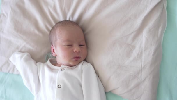 Χαριτωμένο Μωρό Αποκοιμιέται Αργά Ανοιγοκλείνει Μάτια Του Και Χαμογελάει Λίγο — Αρχείο Βίντεο