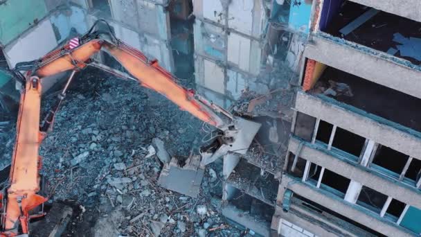 Excavadora Rompiendo Pisos Edificio Viejo Escombros Polvorientos Cayendo Desmontaje Estructuras — Vídeo de stock