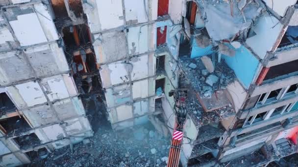 Ciężkie Maszyny Demontują Stary Budynek Koparka Demontażu Ruin Konstrukcji Widok — Wideo stockowe