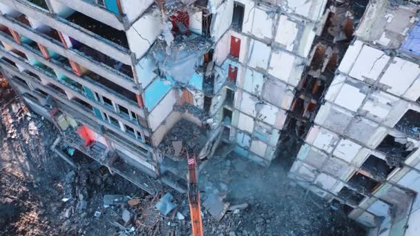 굴삭기 클로와 오래된 건물의 무거운 기계장치는 잔해를 파괴하고 먼지로 돌립니다 — 비디오