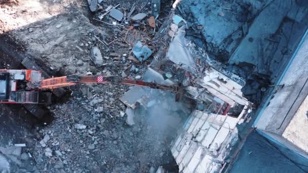 挖掘机的长爪摧毁了建筑物的混凝土部分 地震后房舍被拆除 在拆卸建筑物的废墟上工作的挖掘机的全景 — 图库视频影像