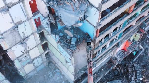 地震后房屋倒塌的清除 倒塌结构的拆除 挖掘机工作与倒塌建筑物的废墟的高瞻远瞩 — 图库视频影像