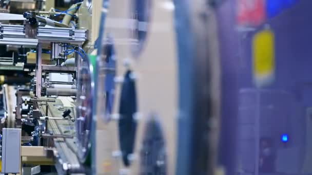 おむつ生産工場での大きな丸回転機構 バックドロップのいくつかの作業デバイス — ストック動画