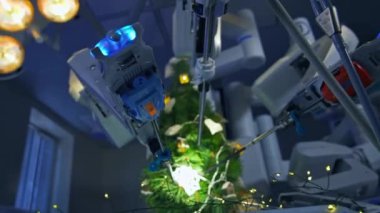 Robot cerrahi ekipmanlarının yenilikçi kolları Noel ağacını süslüyor. Fütürist robot ekipmanlarıyla modern klinikte ameliyat odası.