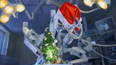 Ameliyat odası, Noel ağacını süsleyen ameliyatlar için yenilikçi ekipmanlarla dolu. Manipülatörlerden birinde Noel Baba şapkası var. Tıpta yeni teknolojiler.
