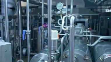 Kapakçık ve barometreyle boru hatlarına yakından bak. Üretim süreçlerini kontrol etmek için düğmeleri ve zamanlayıcısı olan özel ekipmanlar. Kapat..