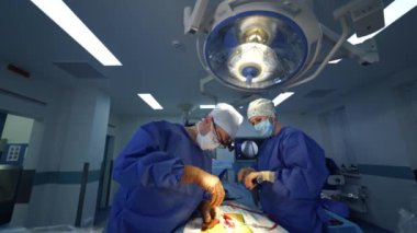 Ameliyathanede ameliyat yapan profesyonel bir doktor. Doktora yardım etmek ve cerraha özel cerrahi aletler vermek. Beyin cerrahları iş başında..