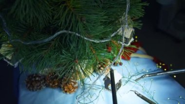 Geleceğin cerrahi ekipmanları Noel ağacını süslüyor. Noel çelengini köknar ağacına asan yüksek teknolojili ekipmanlar. Kapat..