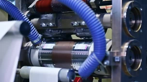 おむつ生産のための企業 回転軸は機械のギヤ間で白い層を回転させ 動かします 仕事のメカニズムを閉じる — ストック動画