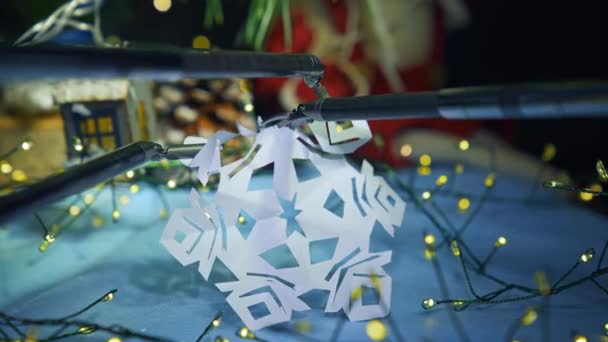 고정밀 장비의 눈송이를 조각을 잘라냅니다 배경에 크리스마스 장식과 클로즈업 — 비디오