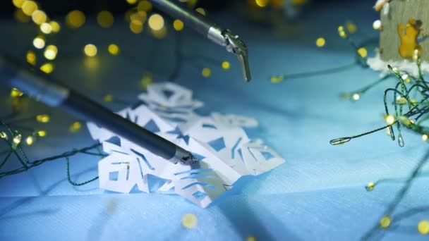 Hoge Precisie Robotchirurgie Apparatuur Behandelt Papier Sneeuwvlok Decoratielichten Achtergrond Sluiten — Stockvideo