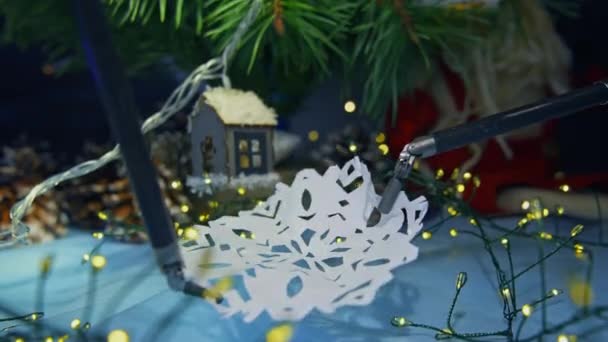 Robot Manipulátorok Mikrosebészeti Tartáshoz Nyújtsák Papír Hópelyhet Karácsonyfa Díszek Háttérben — Stock videók