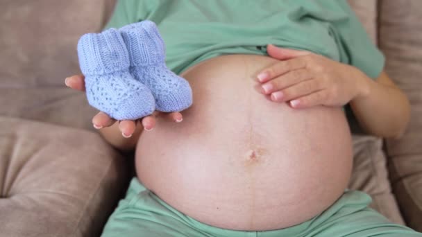 Těhotná Žena Sedící Pohovce Hladící Své Velké Břicho Natahuje Pravou — Stock video