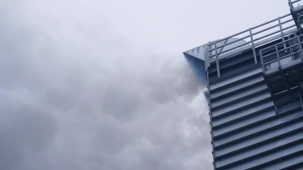 産業用穀物乾燥機のパイプから来る灰色の厚い煙の雲 仕事の産業穀物の乾燥機の高い金属の建物 — ストック動画