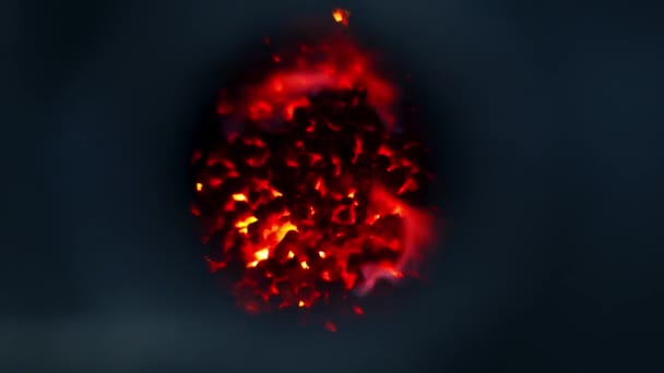 大規模なサイロ複合体で炉に赤く燃える炭火のヒープ 青色の火の点滅が近づいている — ストック動画