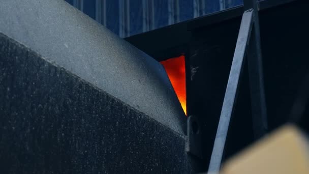 エレベーター部分の間の開口部の火災の点滅 貯蔵作物のための穀物のエレベーターの乾燥のための燃える火 — ストック動画