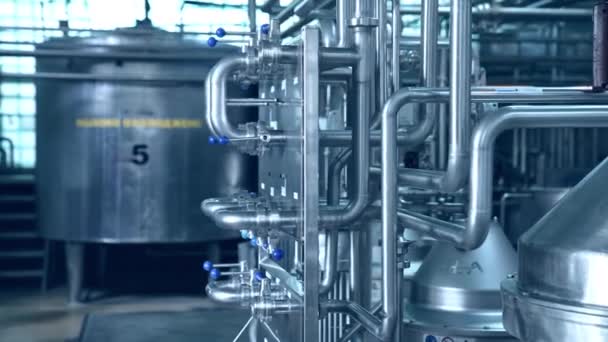 现代牛奶厂生产线上的银罐和贮槽 关闭钢管和阀门 — 图库视频影像