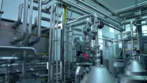 日記工場でミルクを貯蔵し発酵するための大きなシスター ステンレス鋼の管は交差し 貯水池を互いに接続します クローズアップ — ストック動画