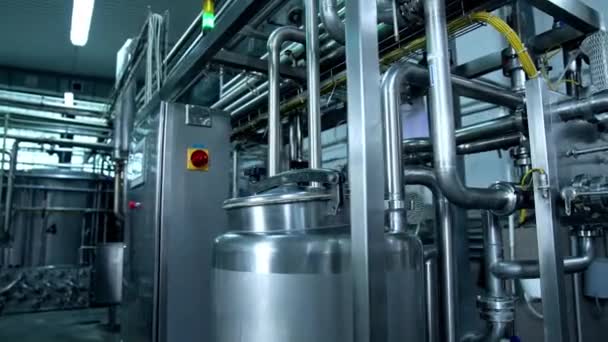 乳製品工場の多数の金属パイプの間にしっかりと閉じられた大きなシスター ミルクを貯え 発酵するための特別な装置 — ストック動画